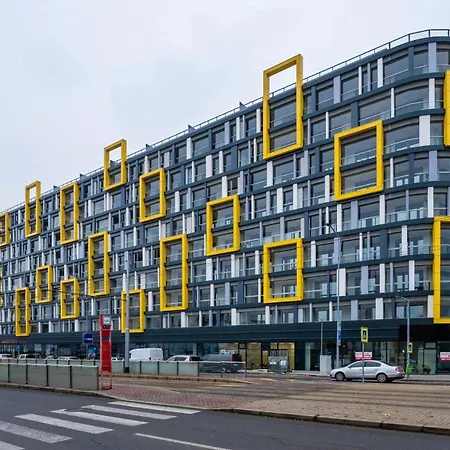 Centre Design O2 Arena - Parking - Large Glass Balcony - Big Tv - Coffee, 24-7 Self Check-in Apartment